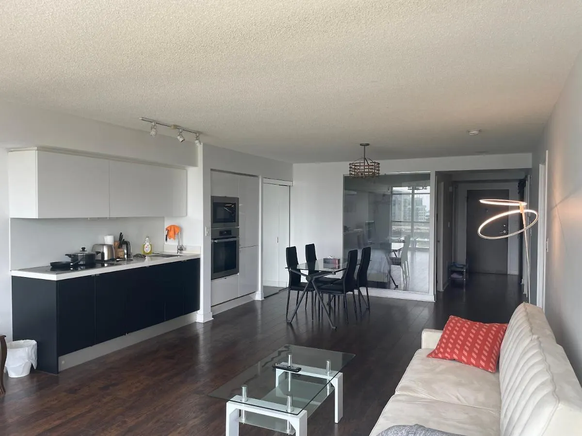Three Br Condo Step To Cn Tower Rogers Center With Free Parking Toronto Hotel
