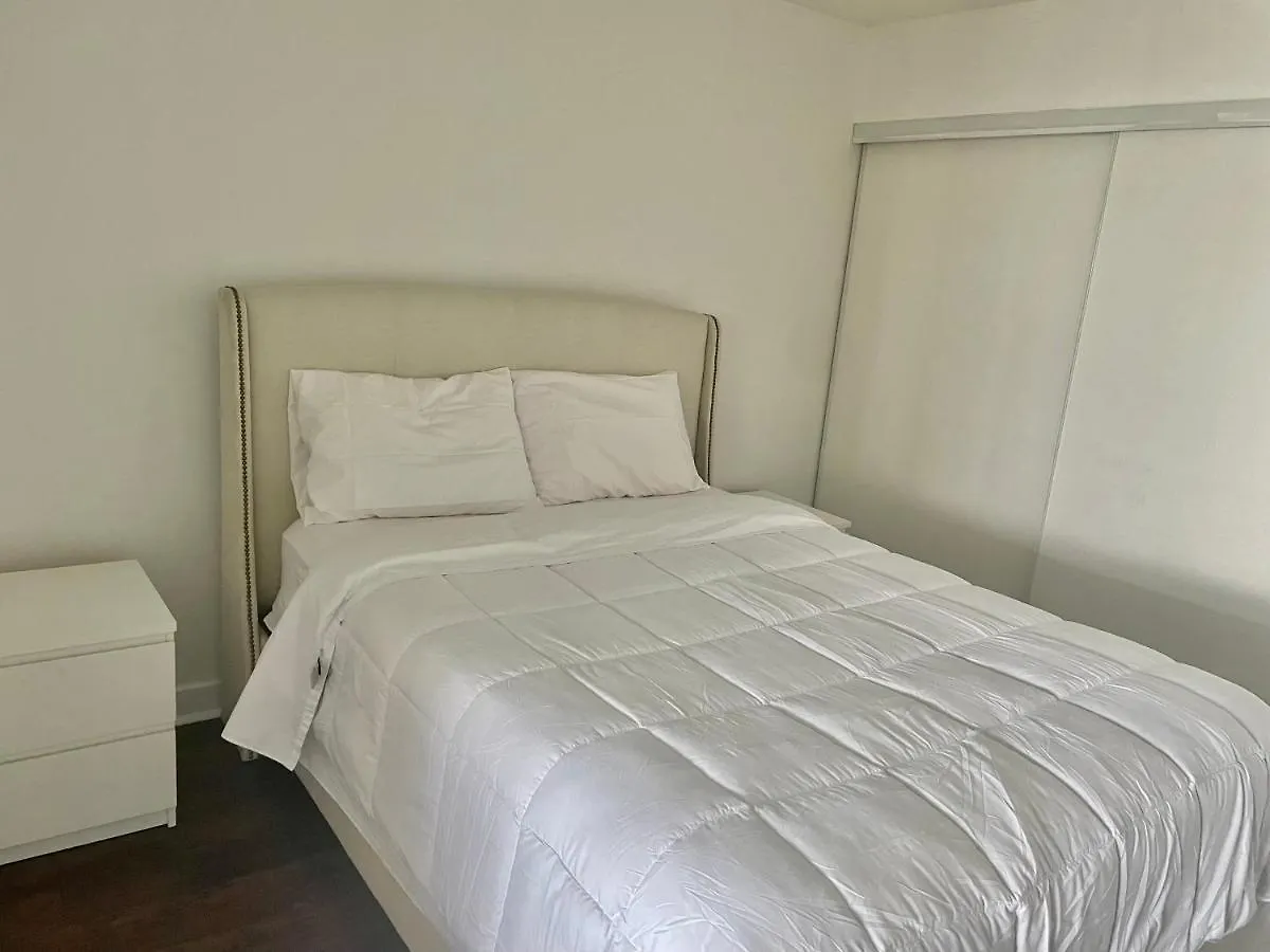 Three Br Condo Step To Cn Tower Rogers Center With Free Parking Toronto Canada